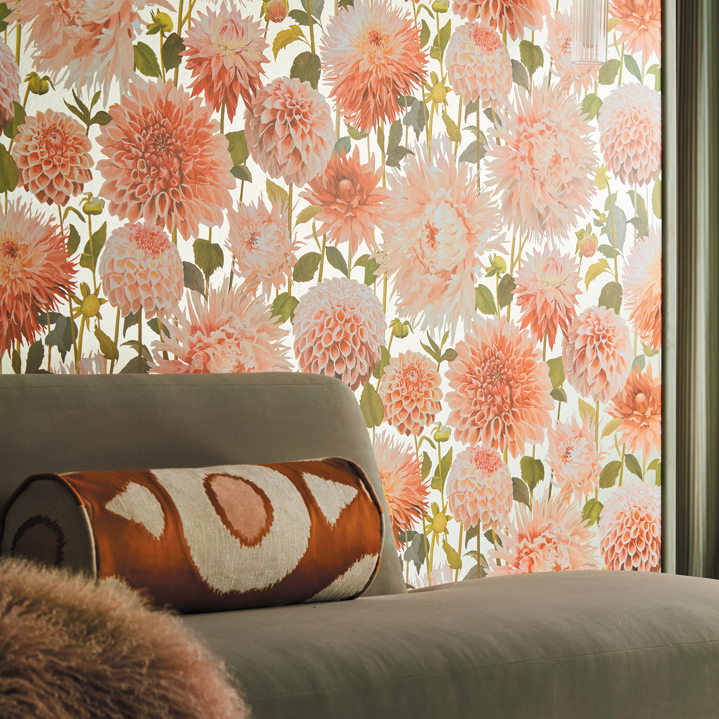 Dahlia Coral/Fig Leaf/Gilver Wallpaper by HAR