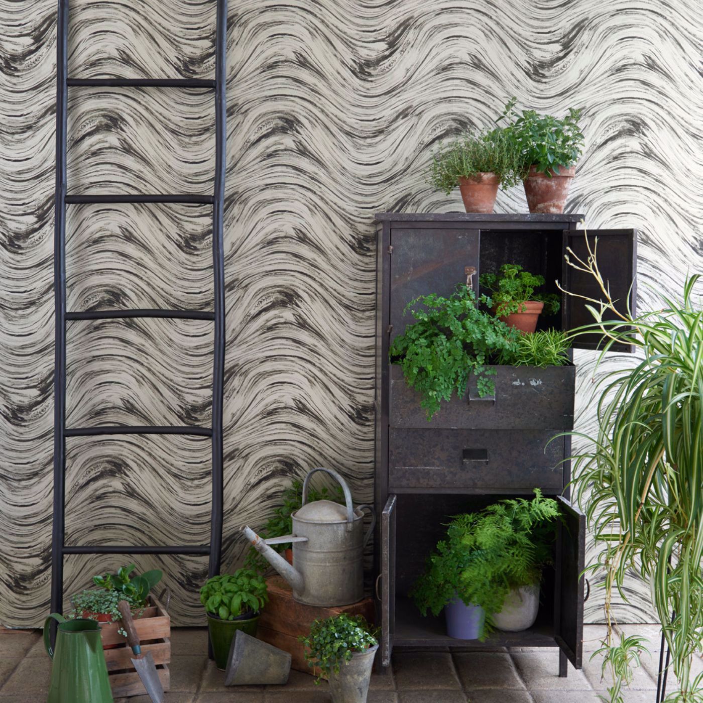 Agata Charcoal/Gold Wallpaper by CNC