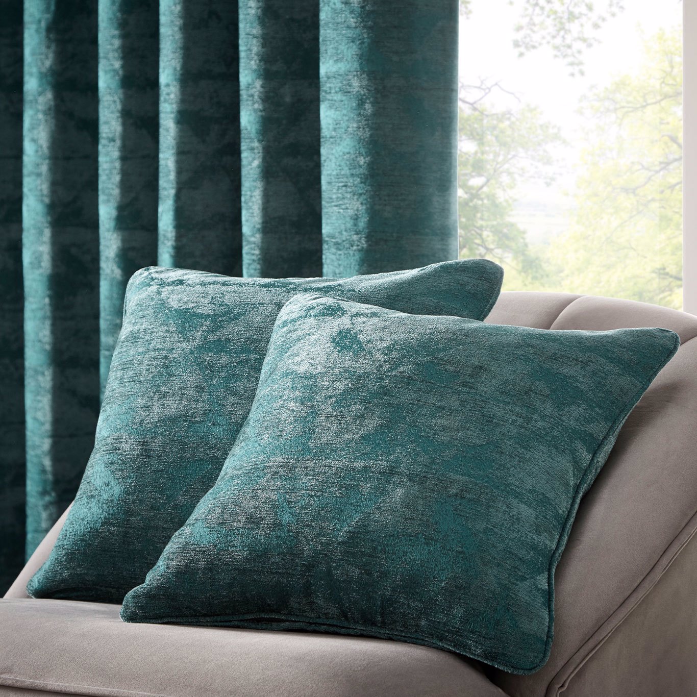 Topia 43X43 Cushion Emerald Bedding by CNC